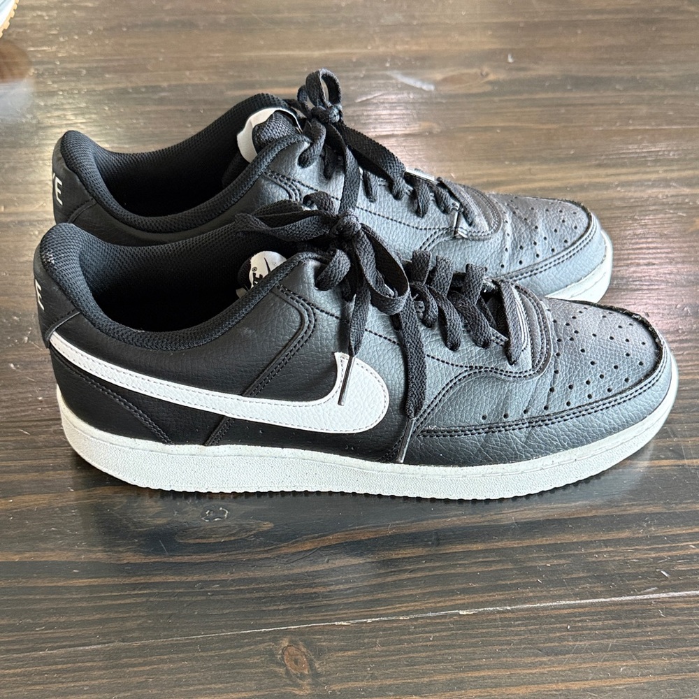 Nike Men's Black and White Low Top Sneakers
